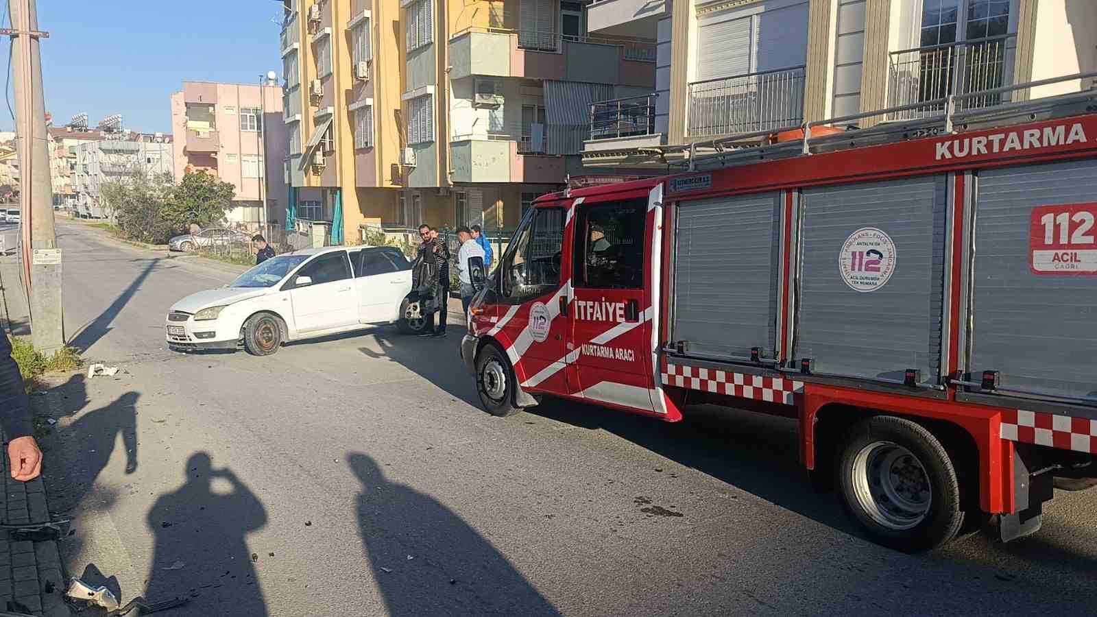 Antalya&rsquo;da otomobil elektrik direğine &ccedil;arptı: 3 yaralı
