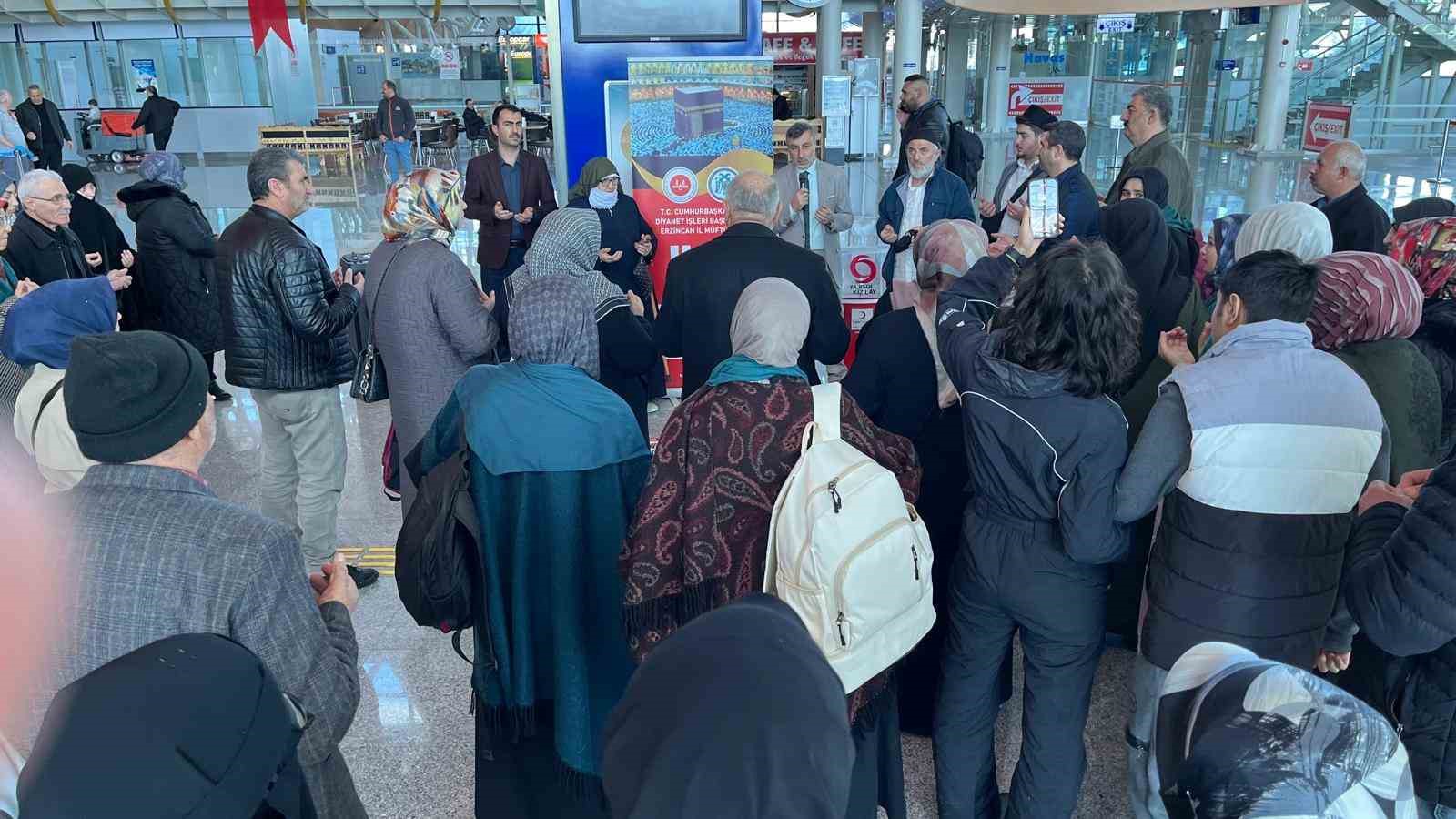 Erzincan&rsquo;dan umre yolcuları dualarla uğurlandı
