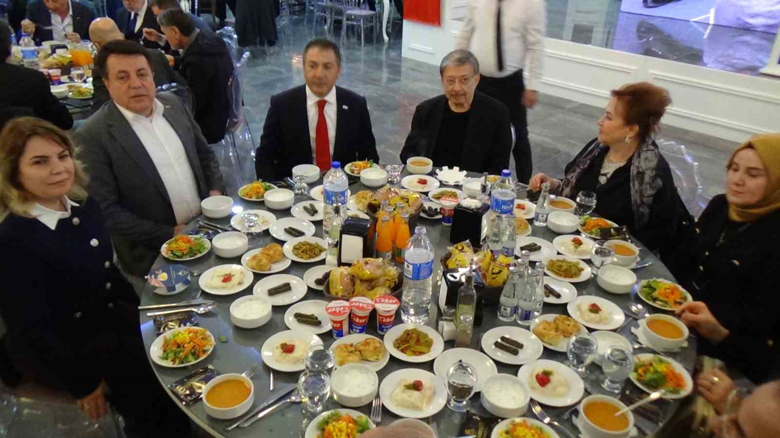 Denizli Ticaret Odası &uuml;yeleriyle iftar sofrasında buluştu
