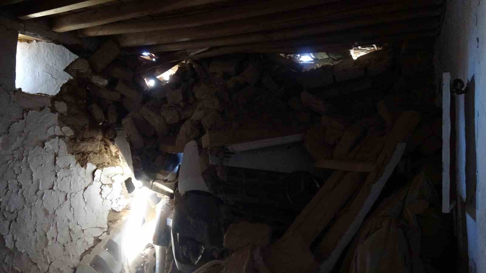 Malatya&rsquo;da freni boşalan hafriyat kamyonu eve girdi: 1 yaralı
