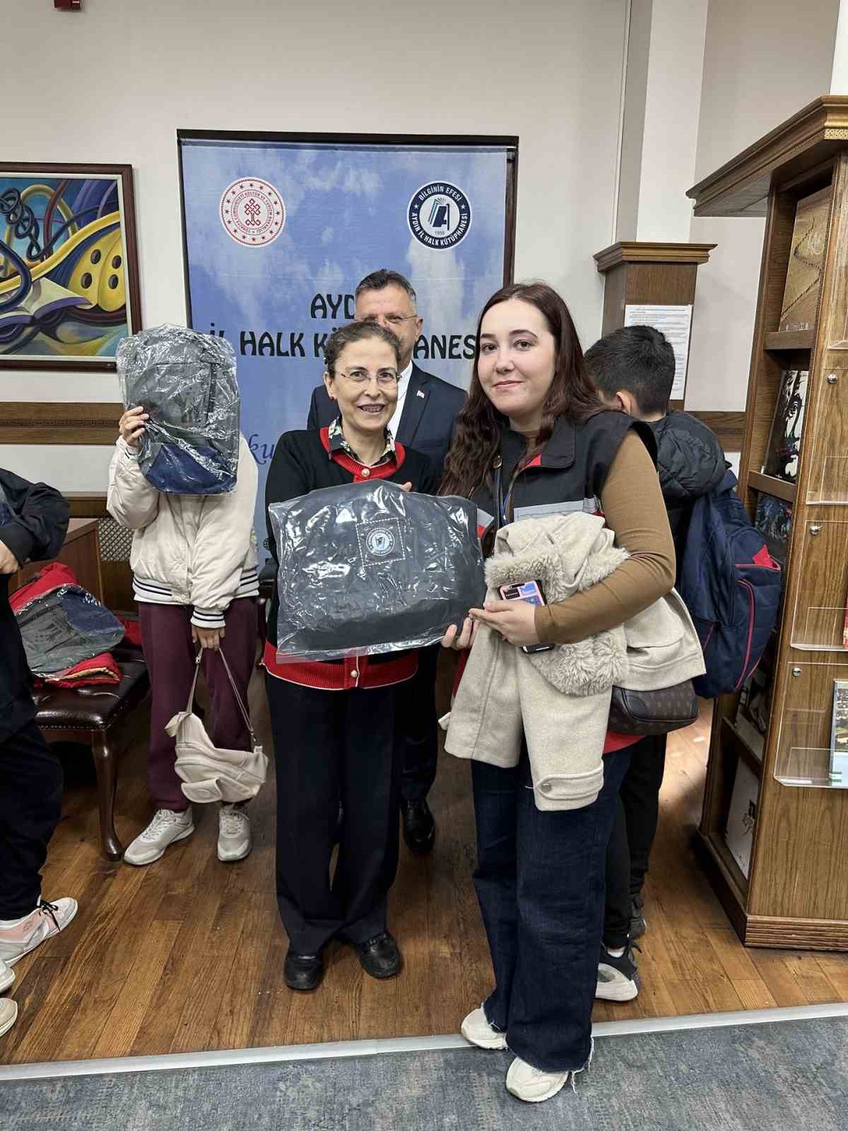 Aydın İl Halk K&uuml;t&uuml;phanesi&rsquo;nden &ouml;ğrencilere &ccedil;anta hediyesi
