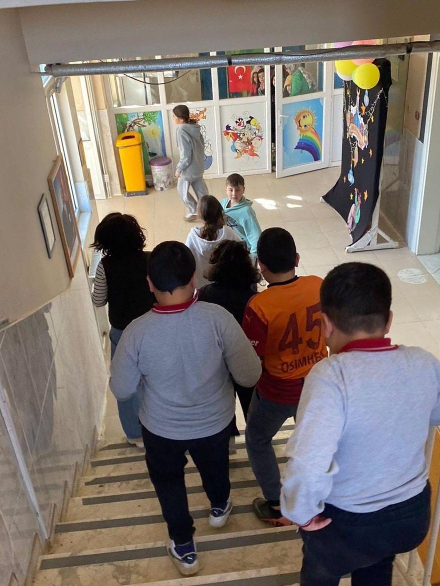 Deprem anında hayat kurtaran kuralları &ouml;ğrendiler
