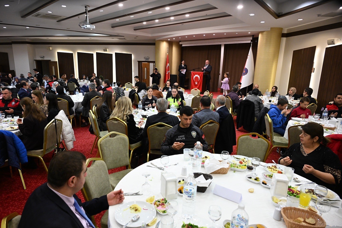 Salihli İl&ccedil;e Emniyet, şehit aileleri ve gazileri iftar sofrasında ağırladı
