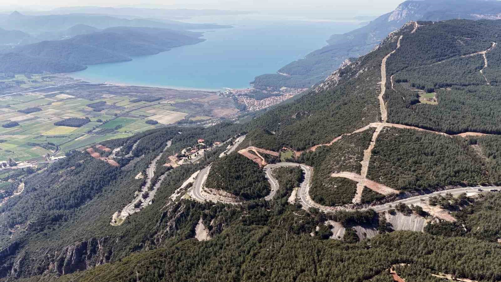 Muğla&rsquo;da yangın sezonu &ouml;ncesi Sakar Ge&ccedil;idi&rsquo;nde riskli dallar temizleniyor
