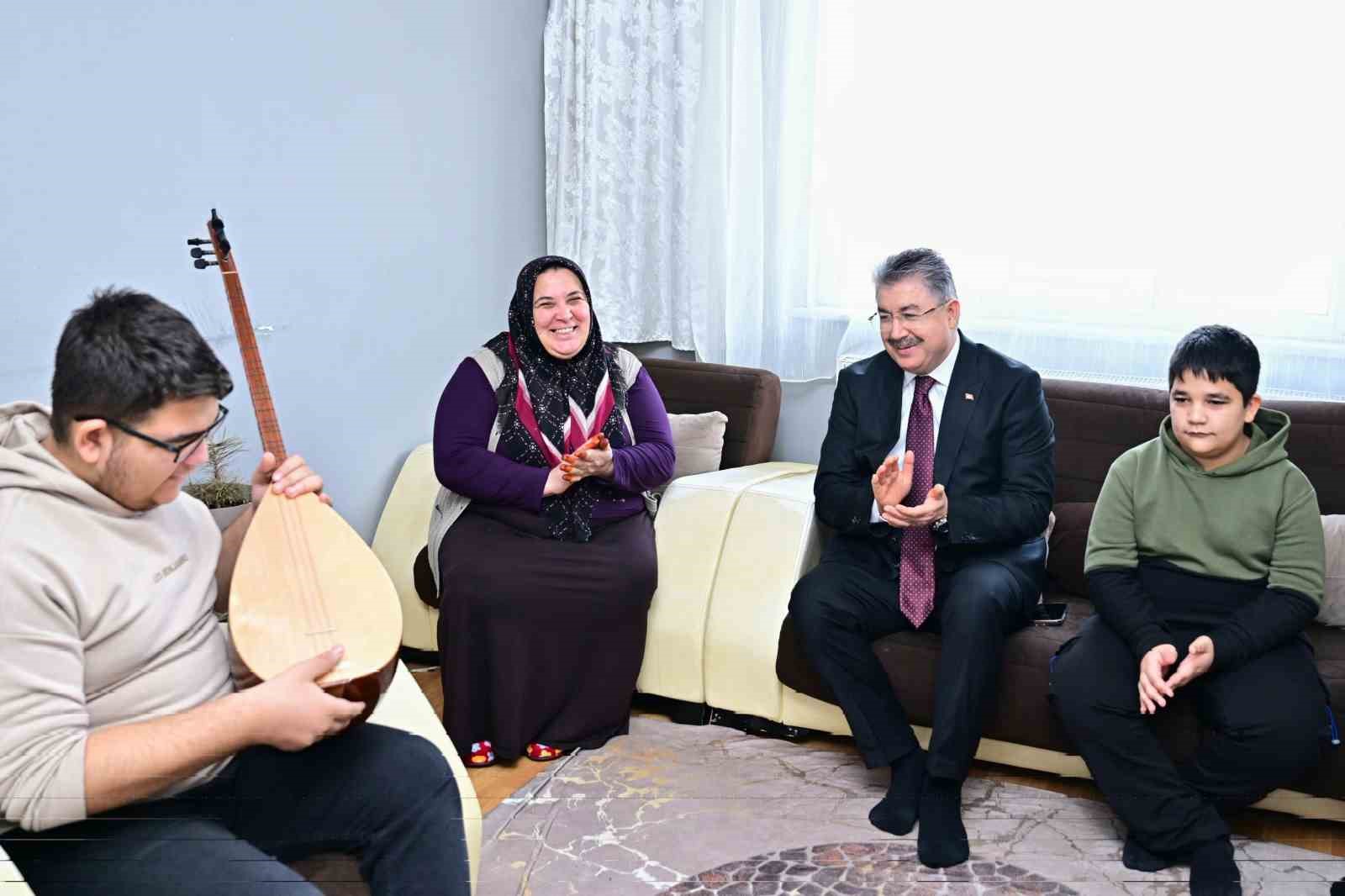 Vali Yılmaz&rsquo;ın hane ziyaretleri s&uuml;r&uuml;yor
