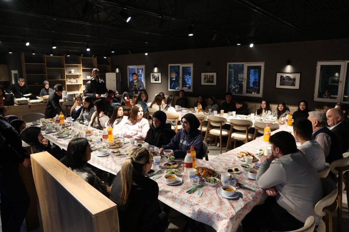 Kartepe&rsquo;de gen&ccedil;ler "Bir Sofra Bir Hikaye" iftarında buluştu
