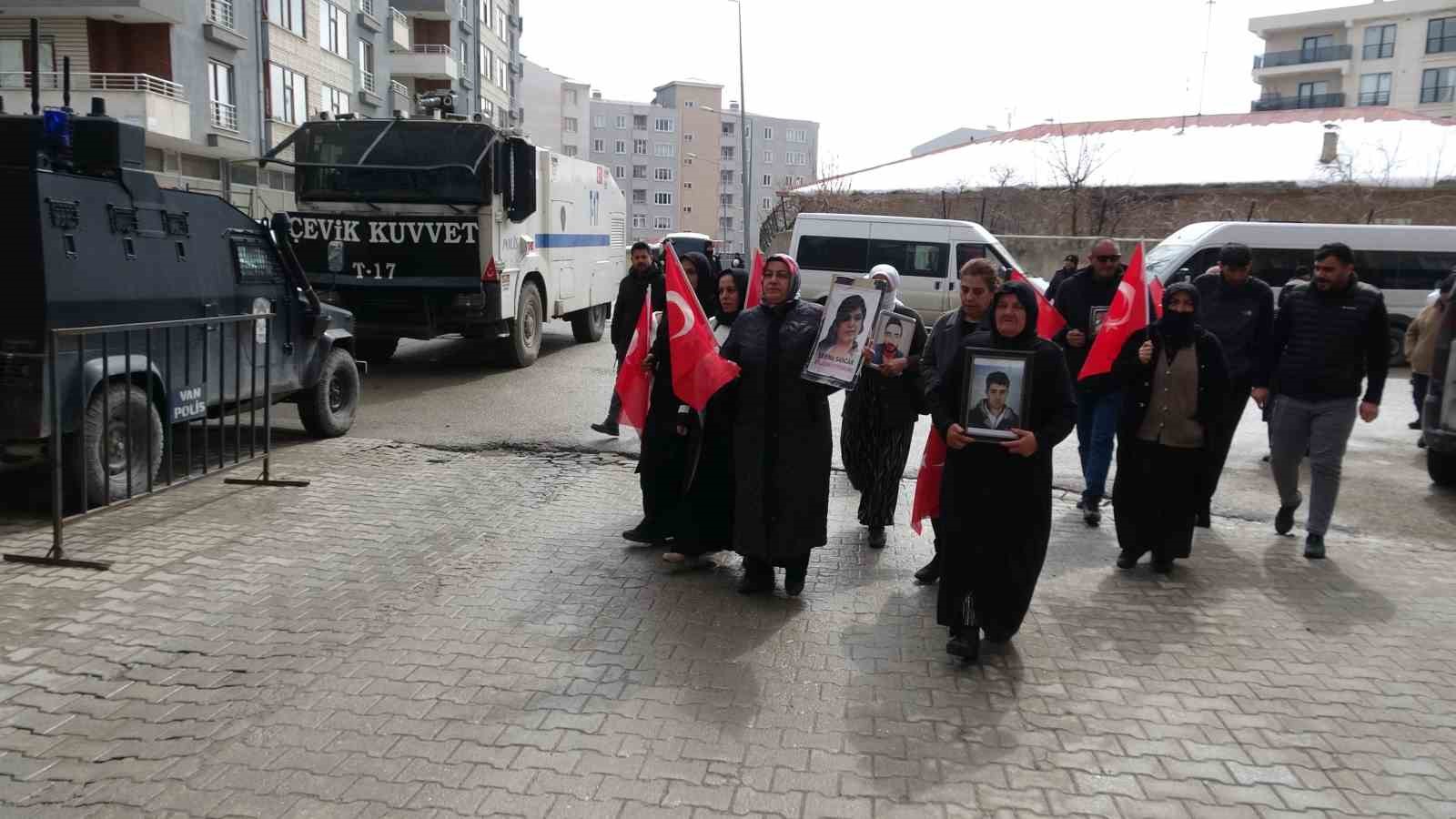 Vanlı anne: "Artık &ccedil;ocuklarımızı g&ouml;mmeyelim, silahlarımızı g&ouml;melim"
