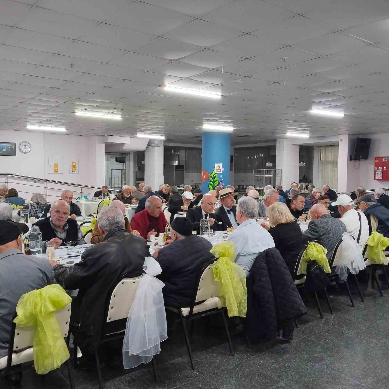 BURTOM&rsquo;dan huzurevinde g&ouml;n&uuml;l sofrası
