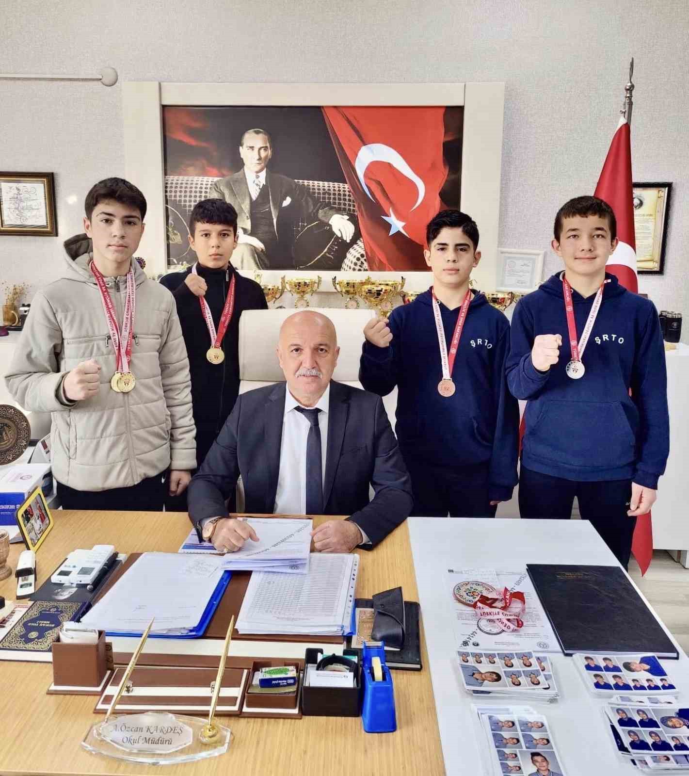 Ortaokul &ouml;ğrencileri bilek g&uuml;reşinde madalyalara ambargo koydu
