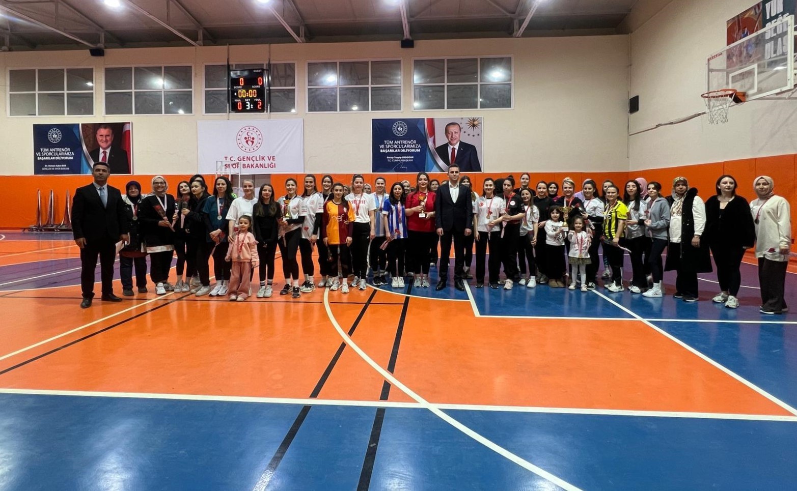 Selendi&rsquo;de 8 Mart D&uuml;nya Kadınlar G&uuml;n&uuml;&rsquo;ne &ouml;zel voleybol turnuvası
