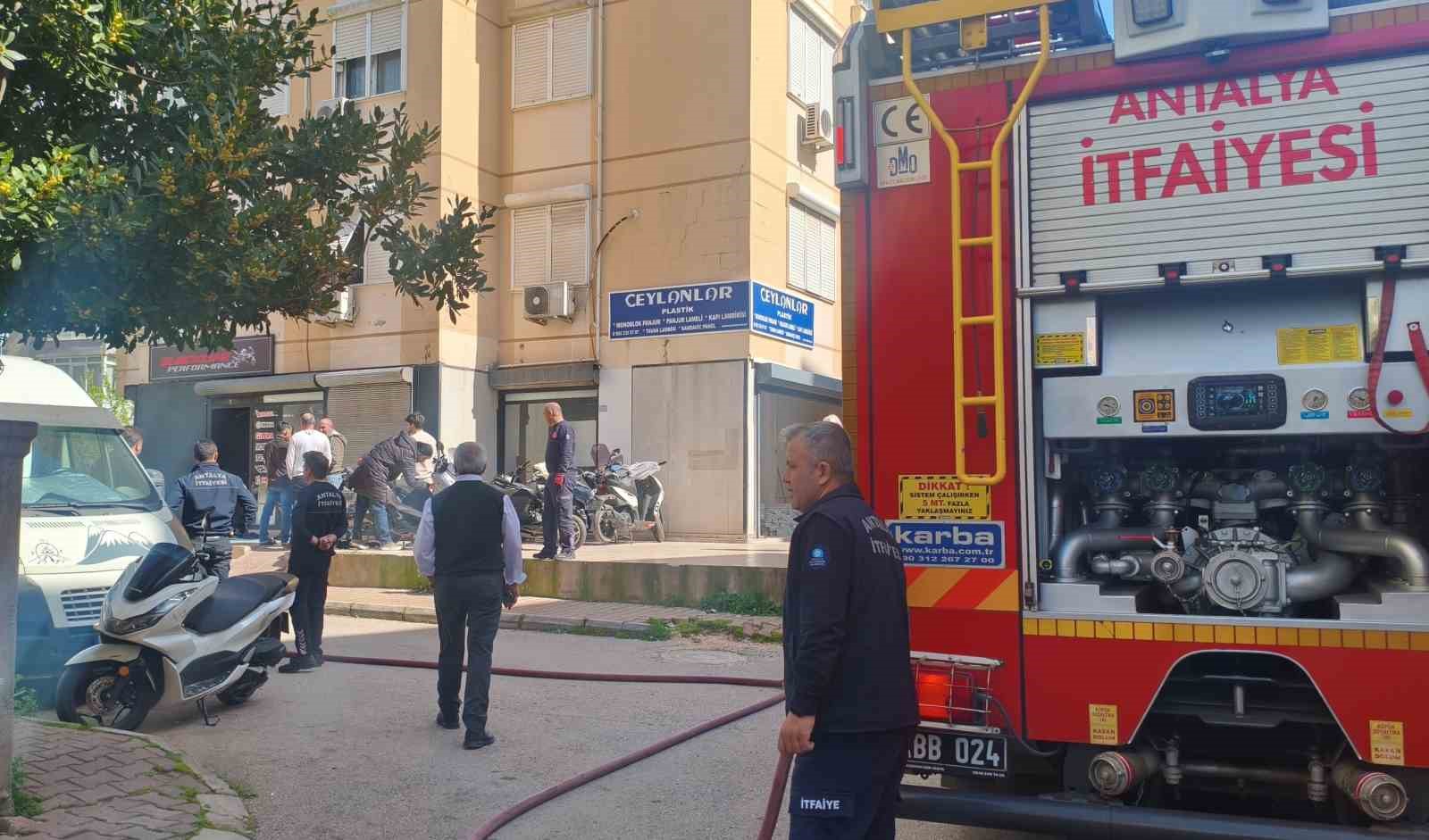 Motosiklet tamirhanesindeki yangın korkuttu