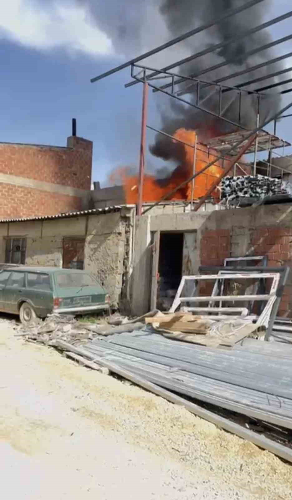 Eskişehir&rsquo;de mobilya deposunda yangın
