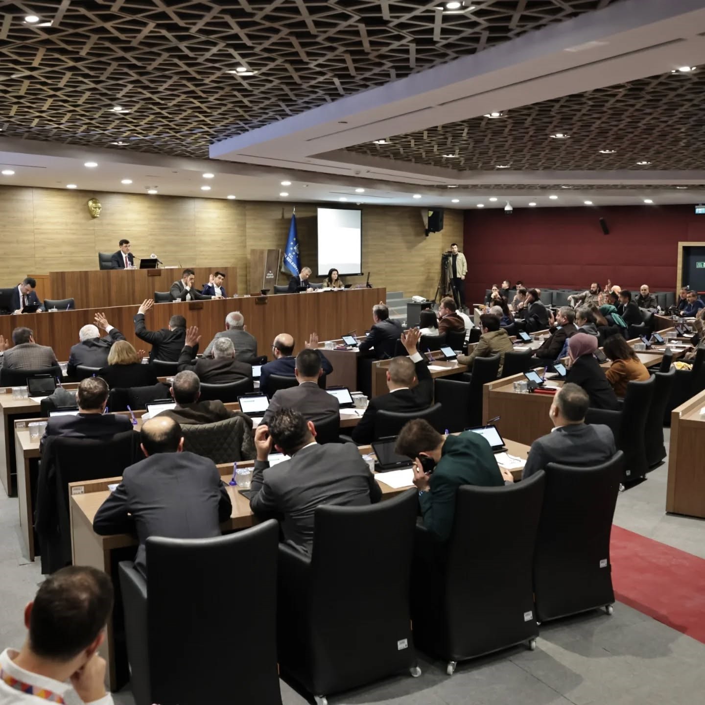 K&uuml;tahya Belediye Meclisi&rsquo;nde 57 g&uuml;ndem maddesi g&ouml;r&uuml;ş&uuml;ld&uuml;, 4 madde reddedildi
