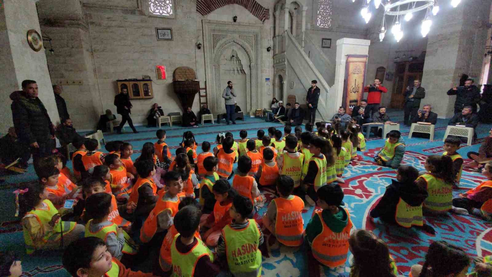 Asırlık camide yaşlılara anlamlı ziyaret