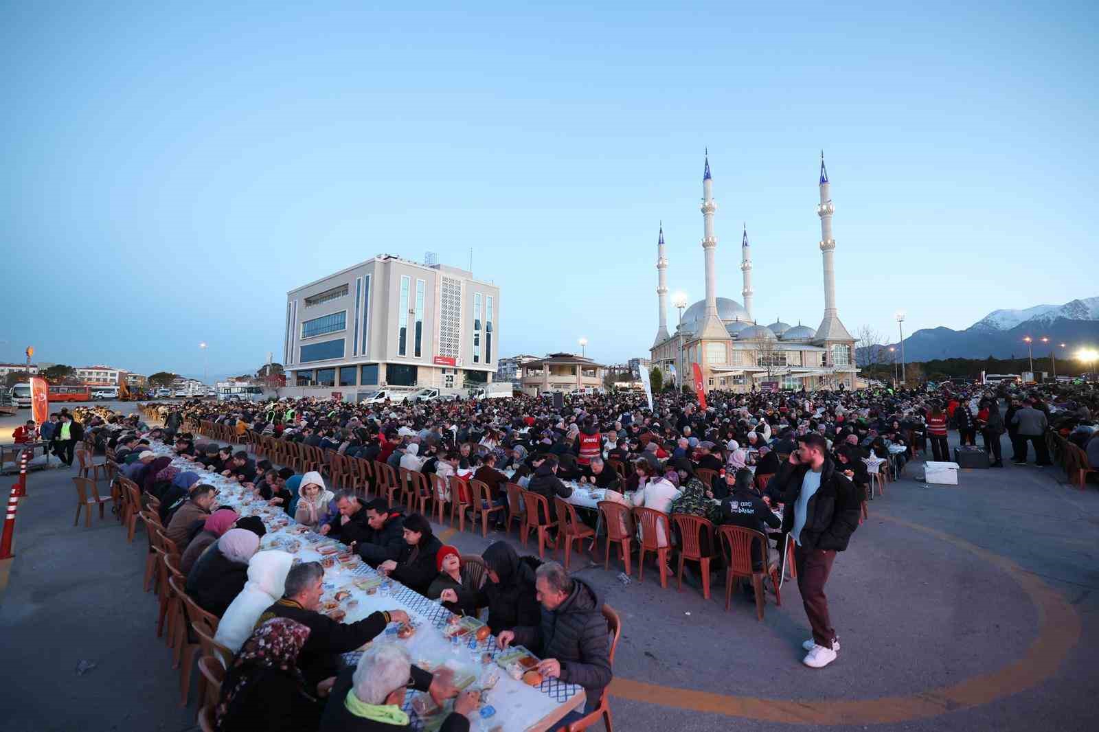 Binlerce kişi Merkezefendi Belediyesinin g&ouml;n&uuml;l sofrasında buluştu
