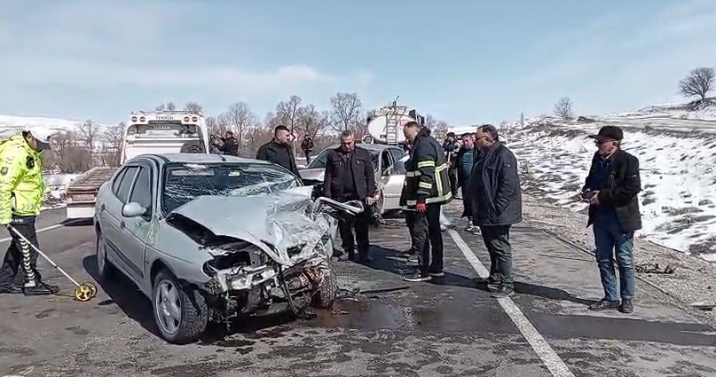 Tokat&rsquo;ta iki otomobil kafa kafaya &ccedil;arpıştı: 4 yaralı
