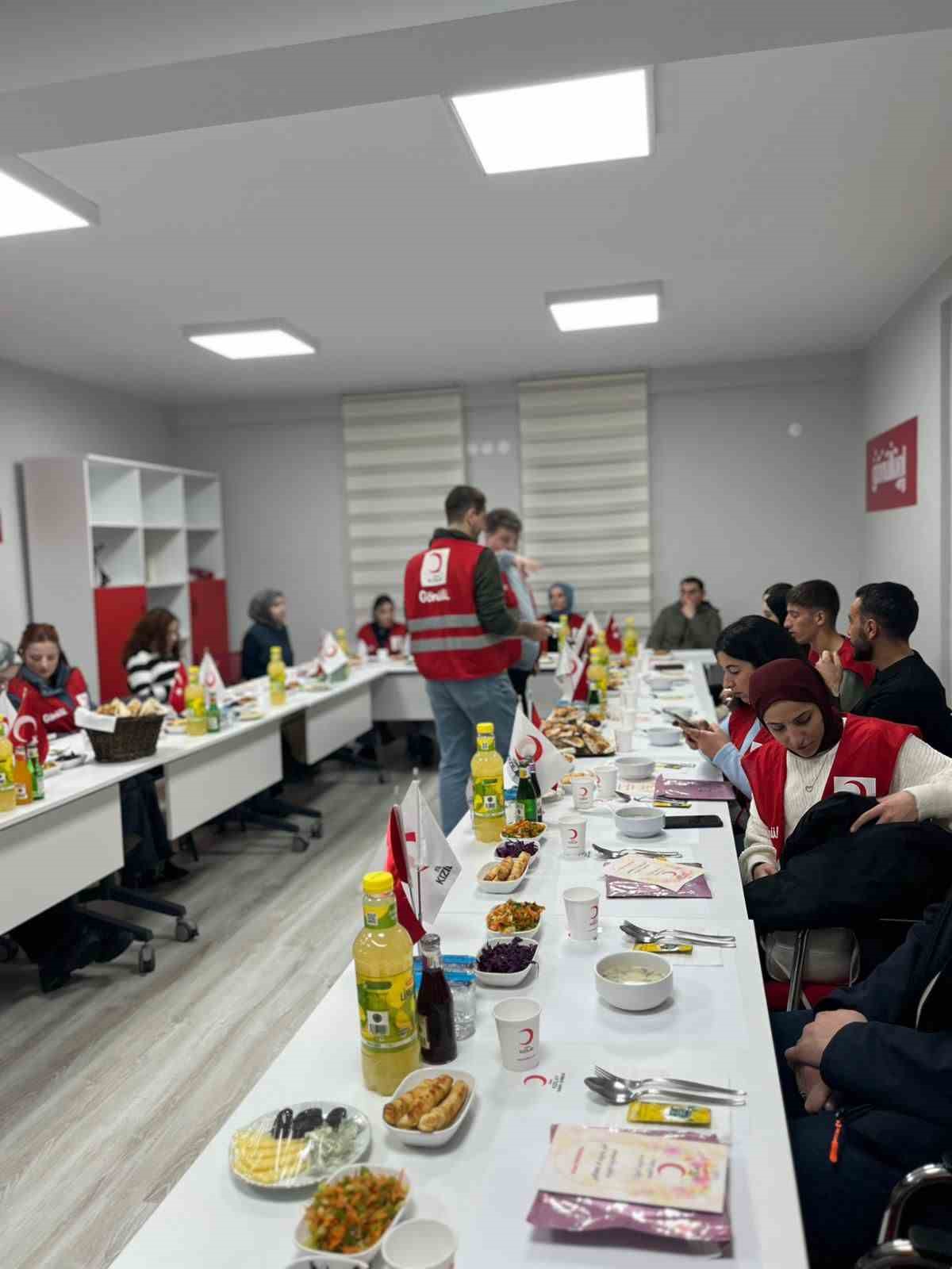 Kars&rsquo;ta Kızılay&rsquo;dan &uuml;niversite &ouml;ğrencilerine "Anne Eli" iftarı
