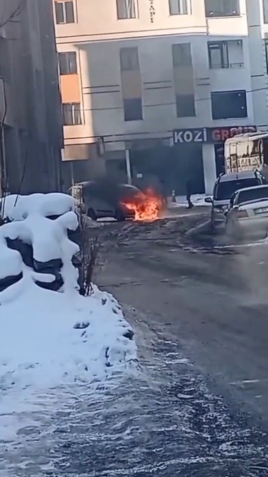 Kars&rsquo;ta seyir halindeki ara&ccedil;ta yangın paniği
