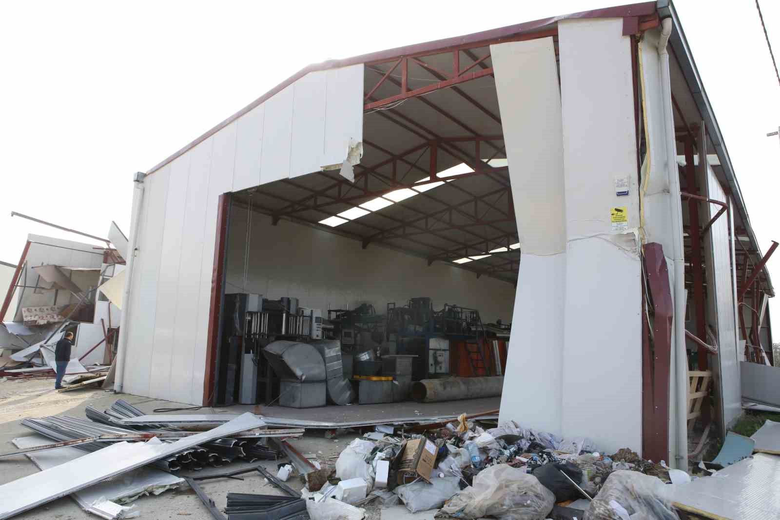 Nil&uuml;fer&rsquo;de tarım alanındaki 900 metrekarelik ka&ccedil;ak yapı yıkıldı
