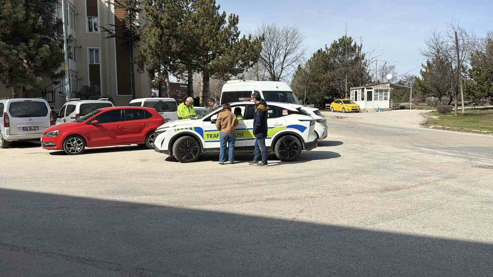 Fren yapmak yerine gaza basan otomobil s&uuml;permarkete girdi
