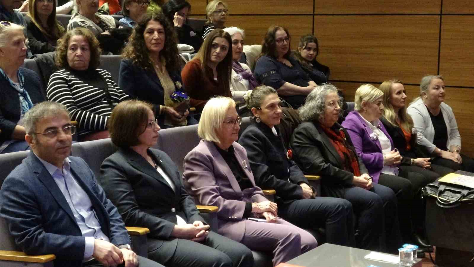 Maltepe&rsquo;de "D&uuml;nya Emek&ccedil;i Kadınlar G&uuml;n&uuml;" paneli: "Şiddet kadınlarımızın g&uuml;c&uuml;n&uuml; yenemedi, biz onu yeneceğiz"
