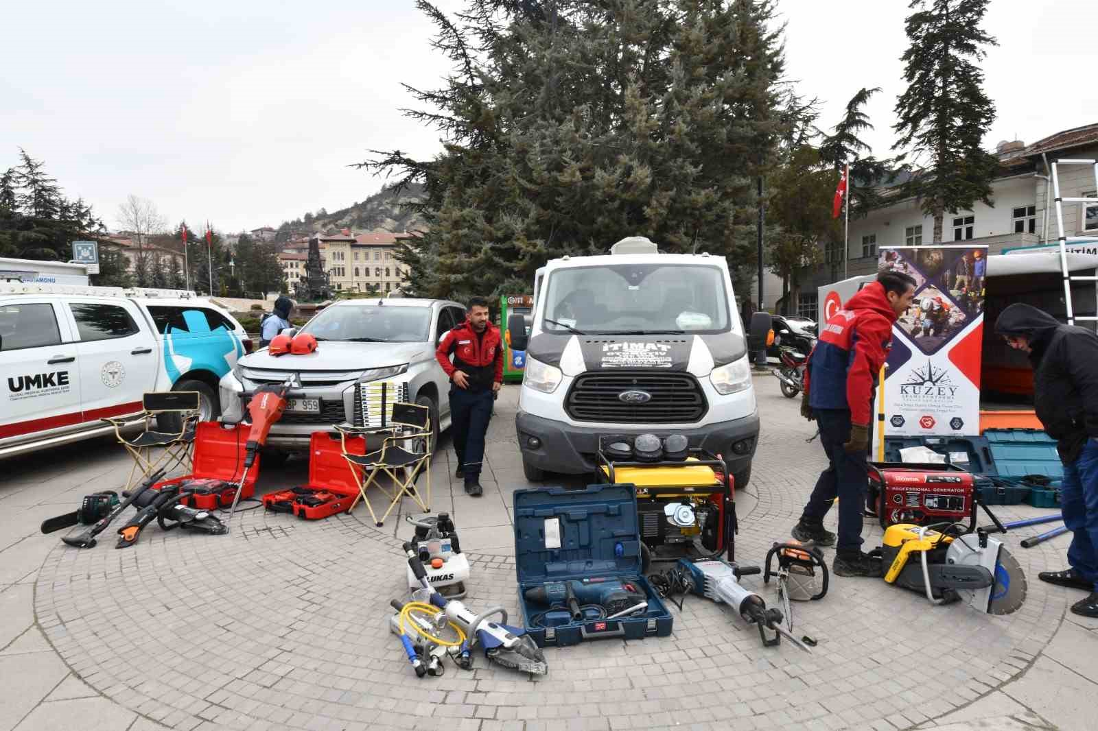 Kastamonu&rsquo;da arama ve kurtarma ekiplerinin kullandığı malzemeler sergilendi
