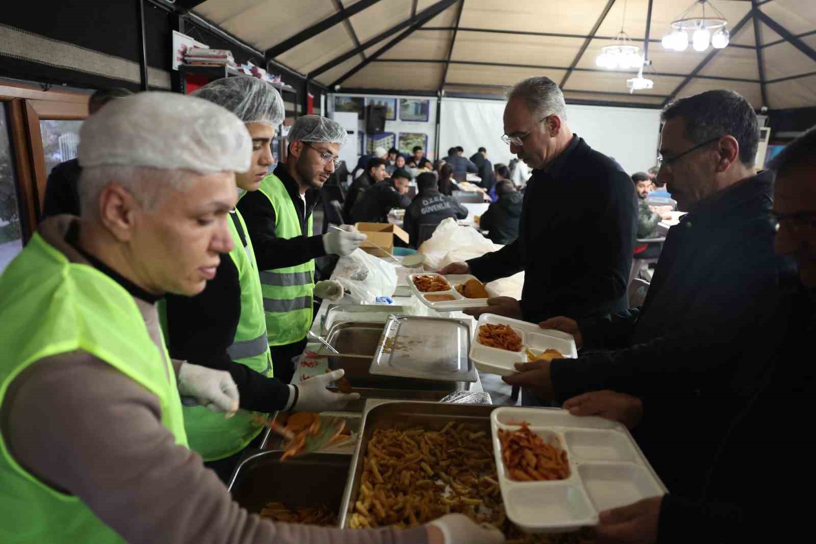 Eyy&uuml;biyeliler aynı sofrada, aynı duada buluştu
