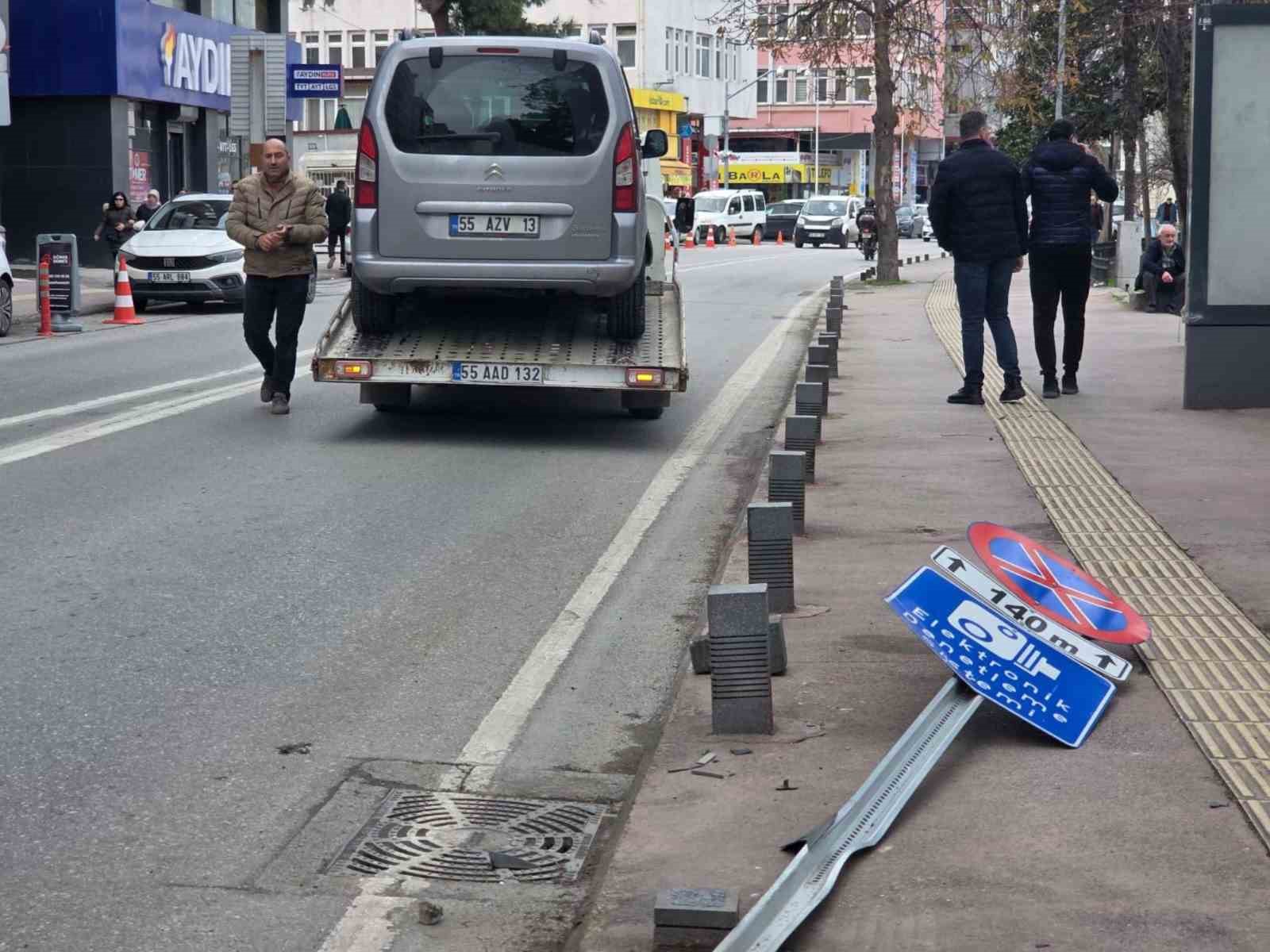 Hafif ticari ara&ccedil; kaldırıma &ccedil;ıktı, trafik levhası ve dubayı devirdi
