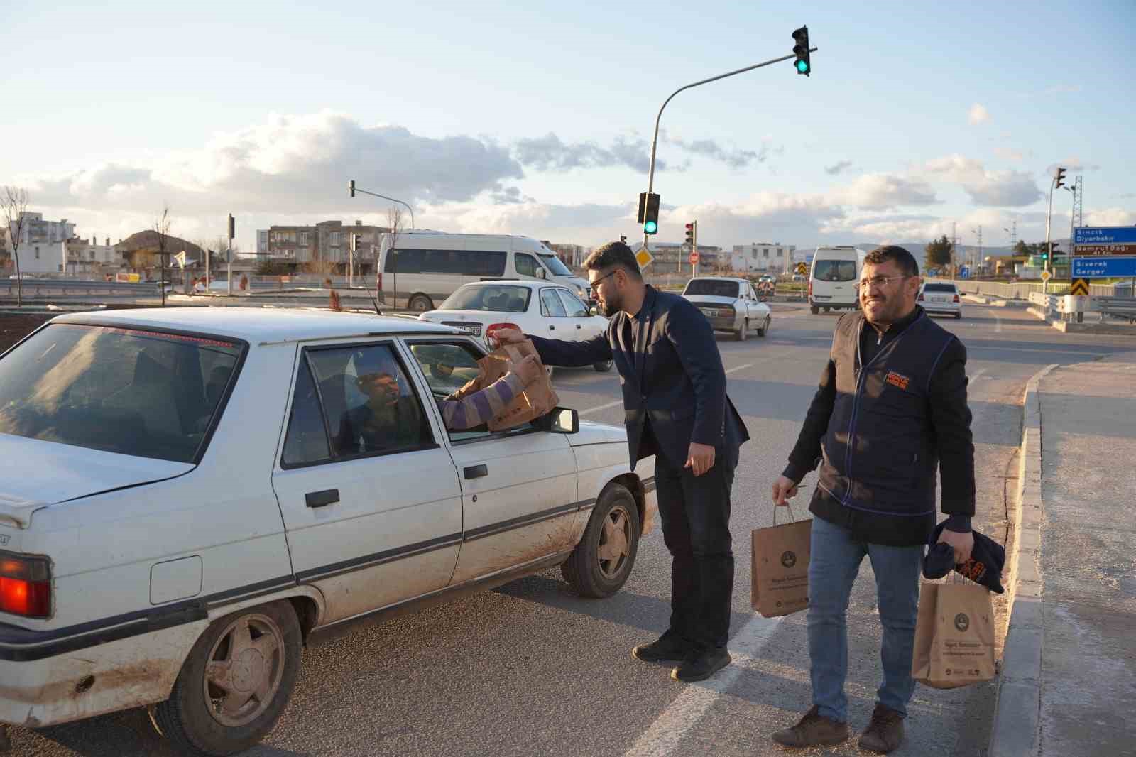Kahta Belediyesi&rsquo;nden iftara yetişemeyenlere kumanya desteği
