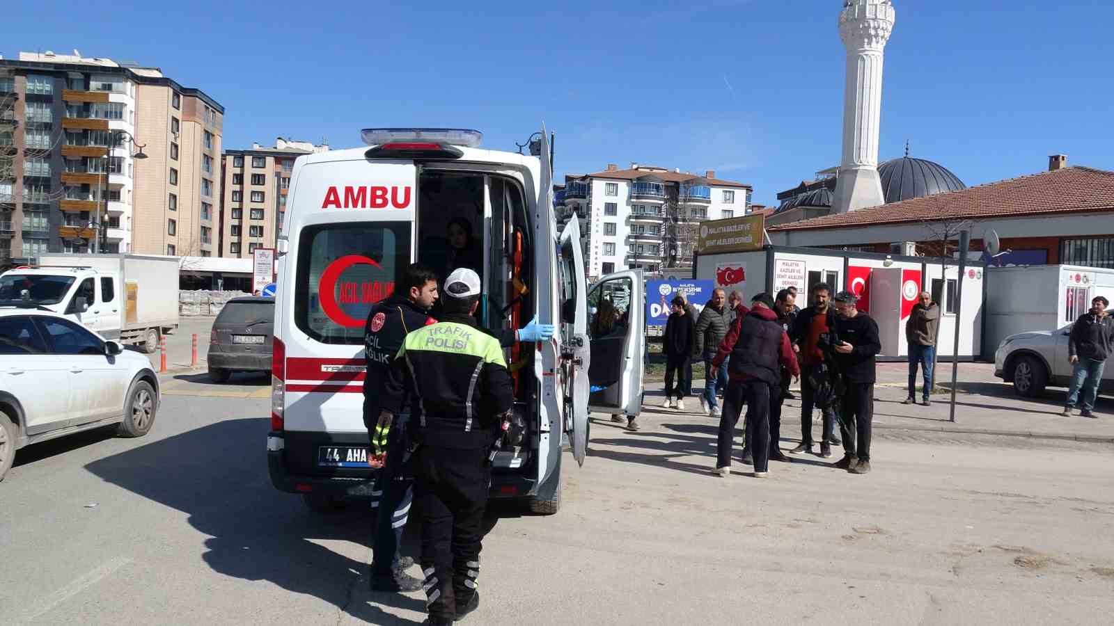 Malatya&rsquo;da otomobille motosiklet &ccedil;arpıştı: 1 yaralı

