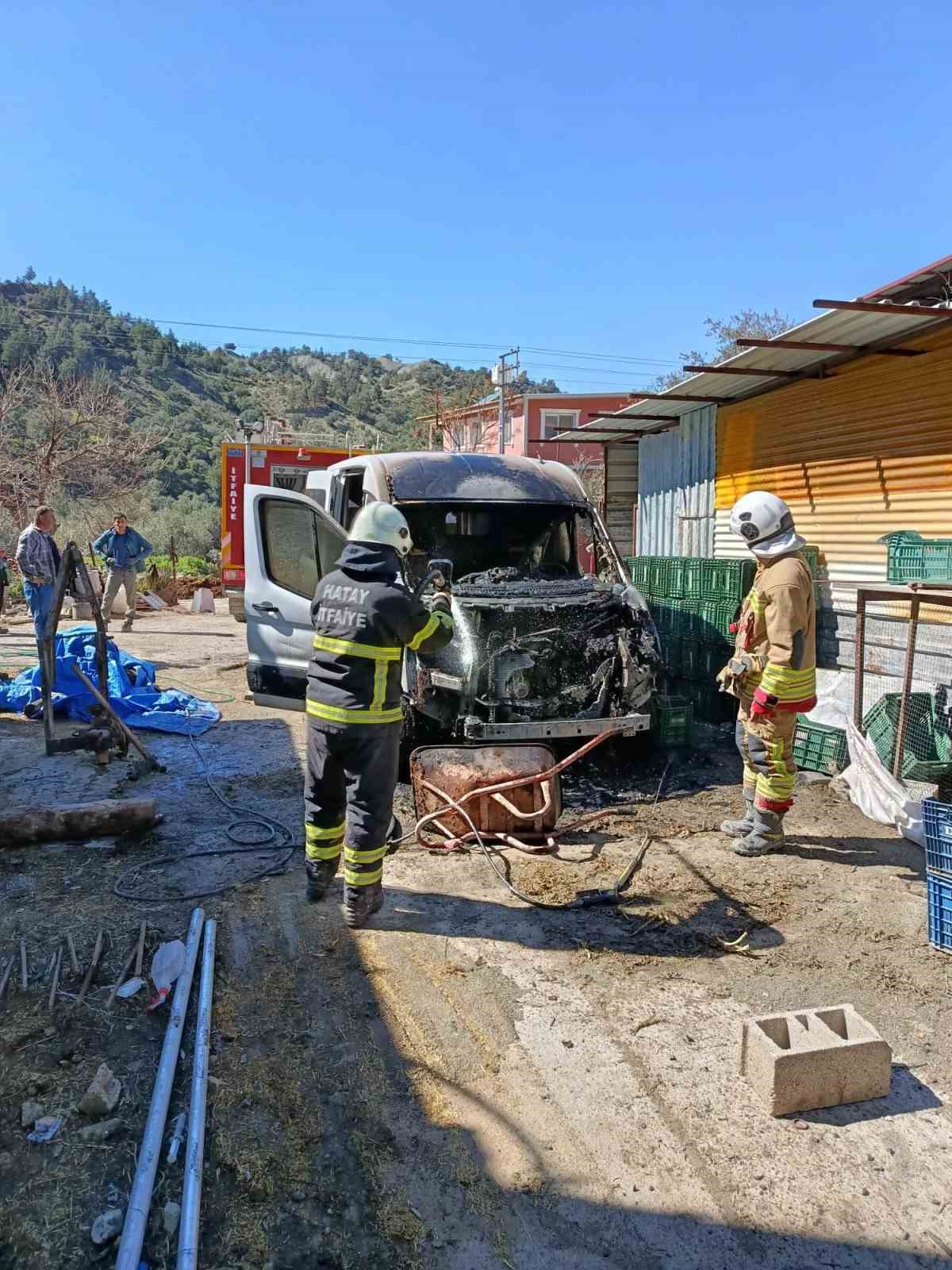 Arsuz’da minibüs yangını