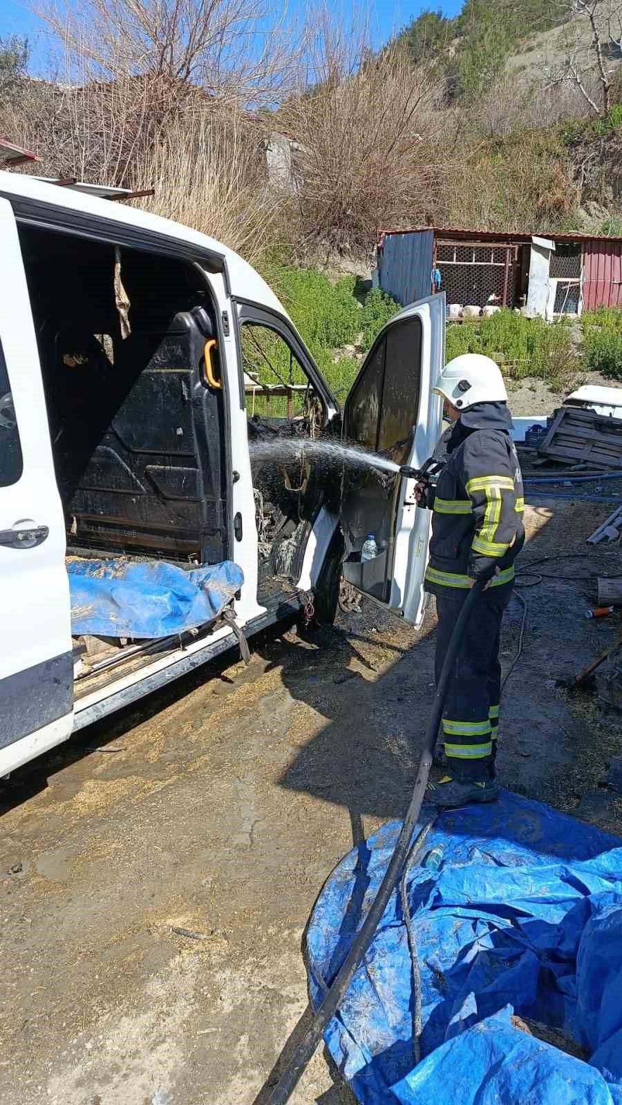 Arsuz&rsquo;da minib&uuml;s yangını
