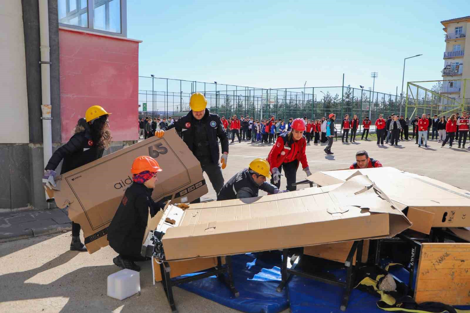 Deprem Haftası&rsquo;nda &ouml;ğrencilere afet tatbikatı
