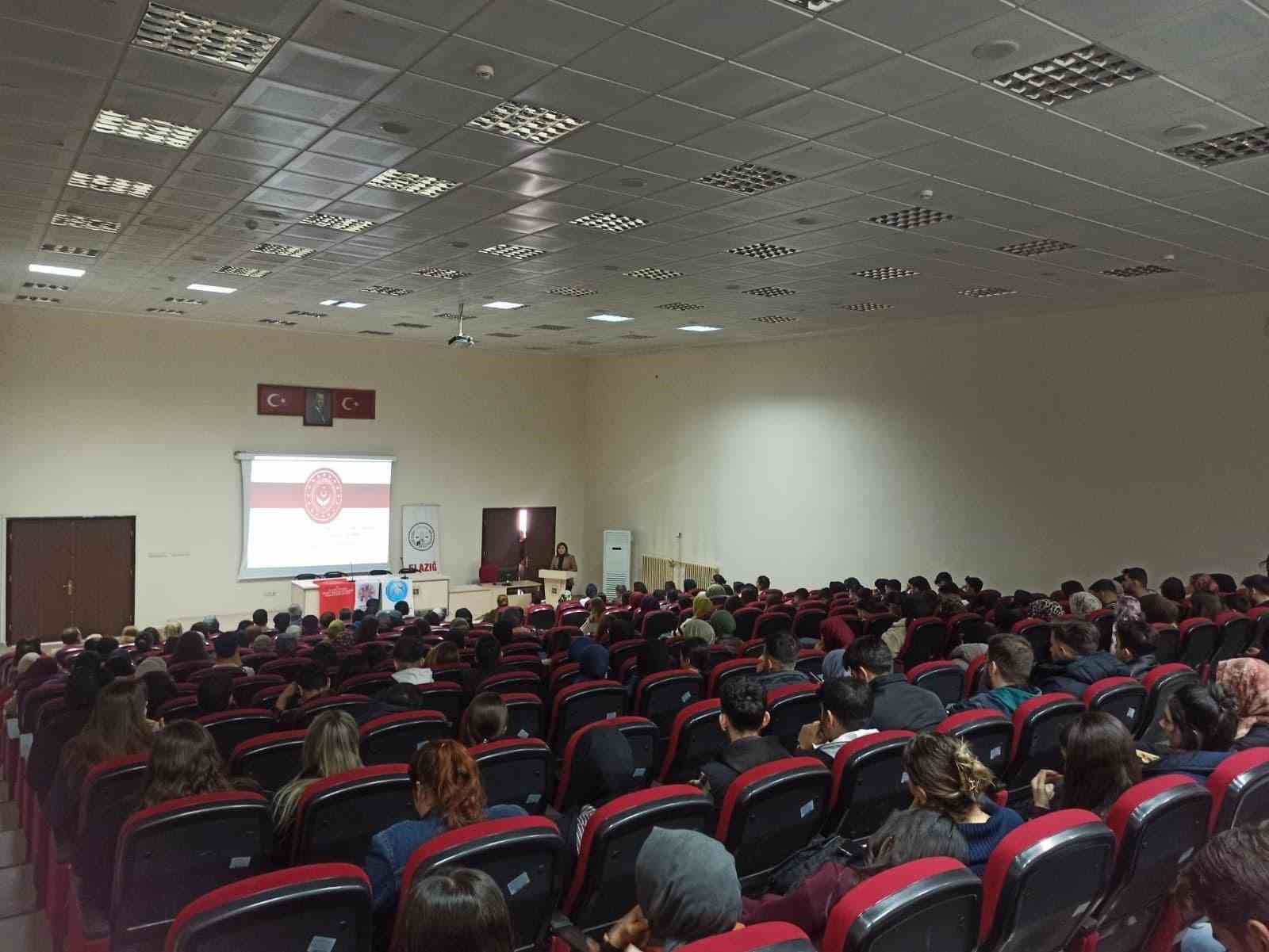 &Uuml;niversite &ouml;ğrencilerine &rsquo;kadına y&ouml;nelik şiddetle m&uuml;cadele&rsquo; semineri
