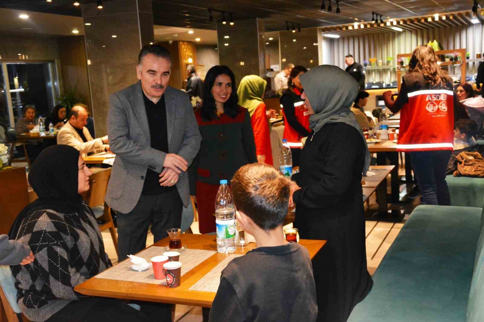 &Ouml;ks&uuml;z ve yetim &ccedil;ocuklar i&ccedil;in iftar programı d&uuml;zenlendi
