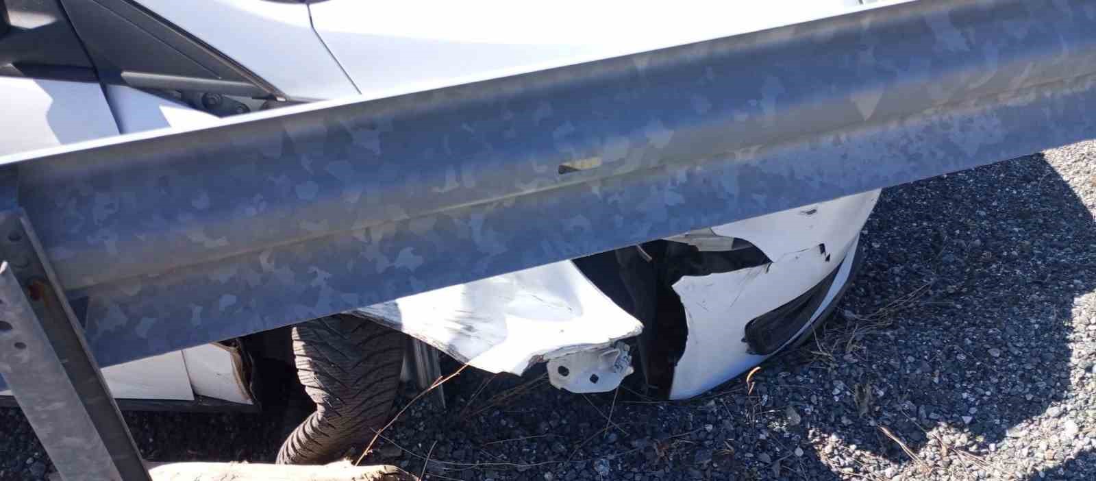 Kontrolden &ccedil;ıkan otomobil bariyerlere &ccedil;arptı
