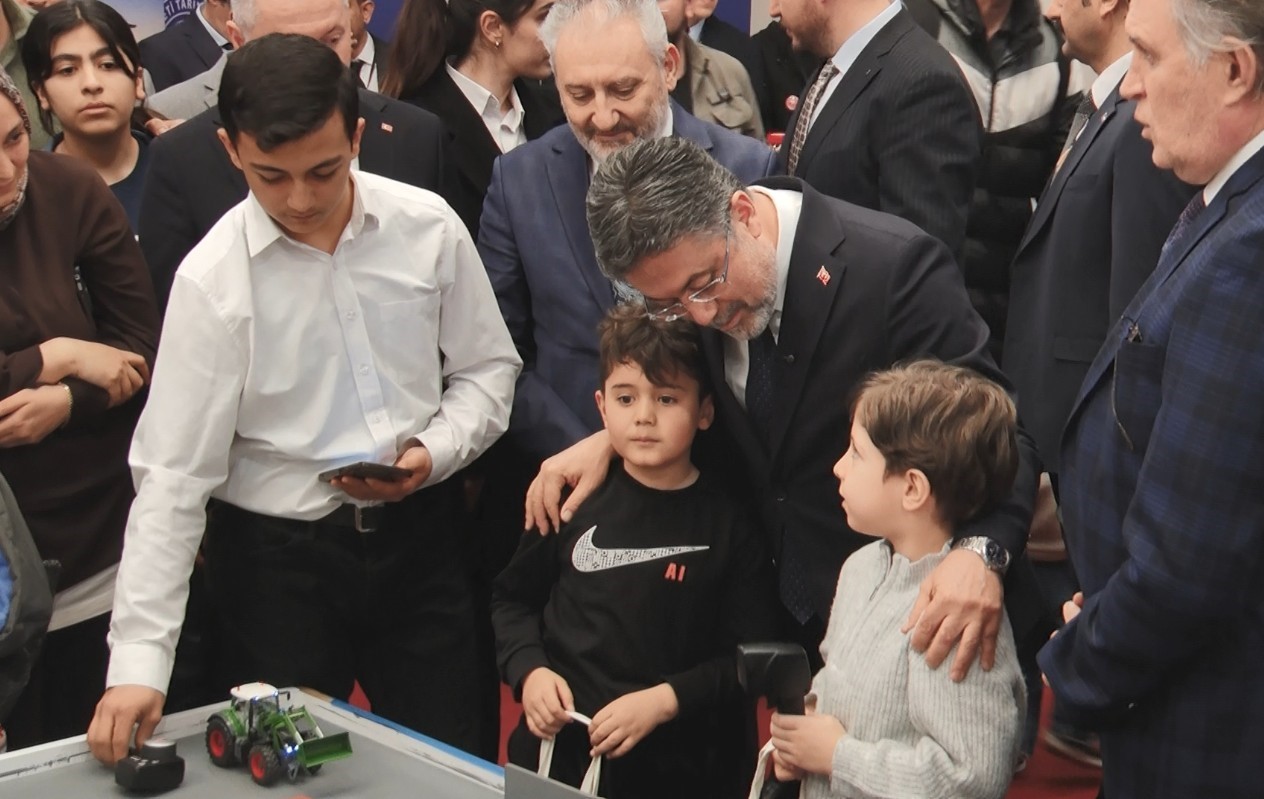 Bakan Yumaklı: "&Ccedil;ift&ccedil;ilerimizin &uuml;retimini etkileyecek herhangi bir g&uuml;bre problemi olmayacak"
