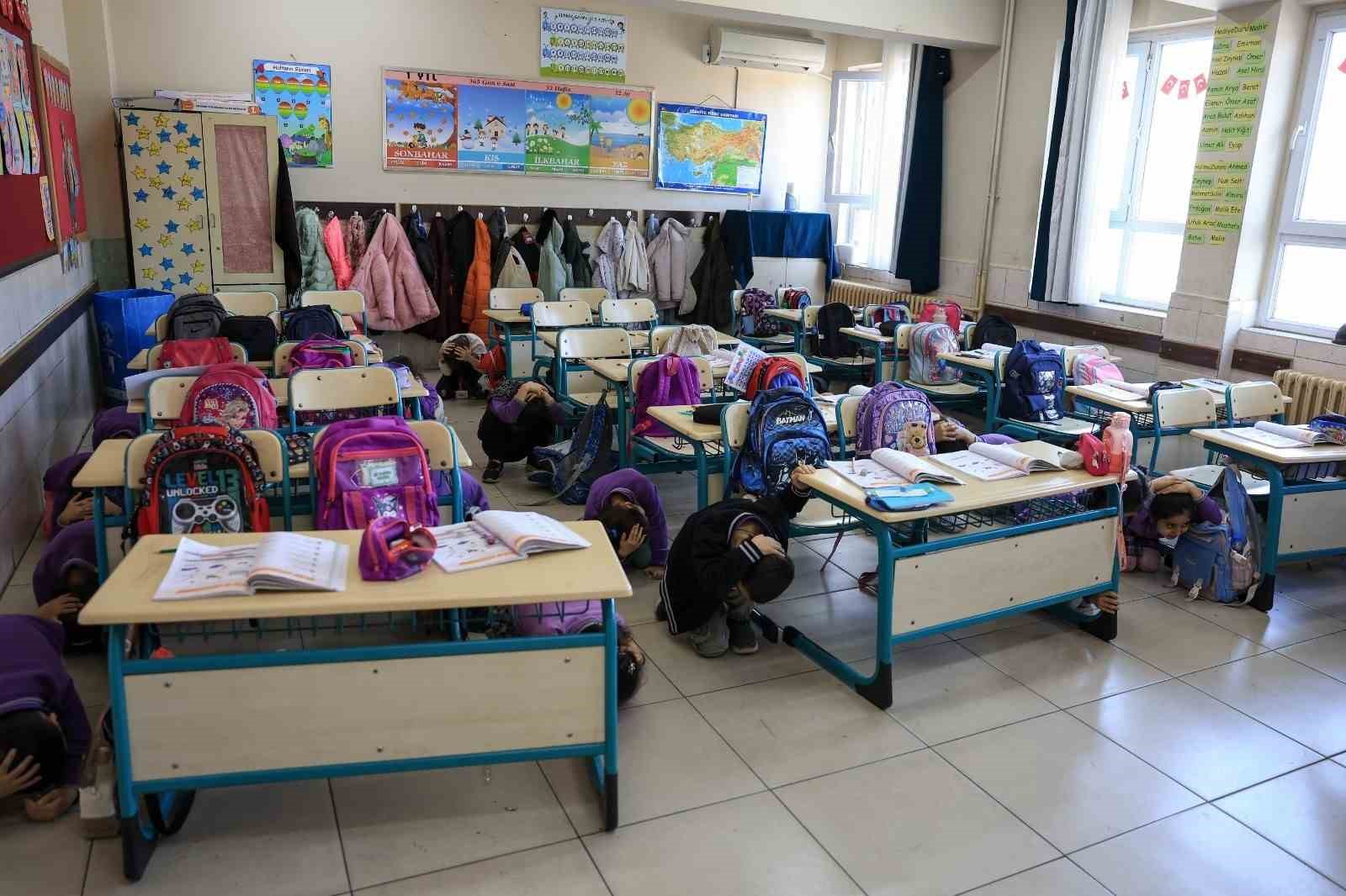 Efeler Belediyesi&rsquo;nden miniklere afet eğitimi
