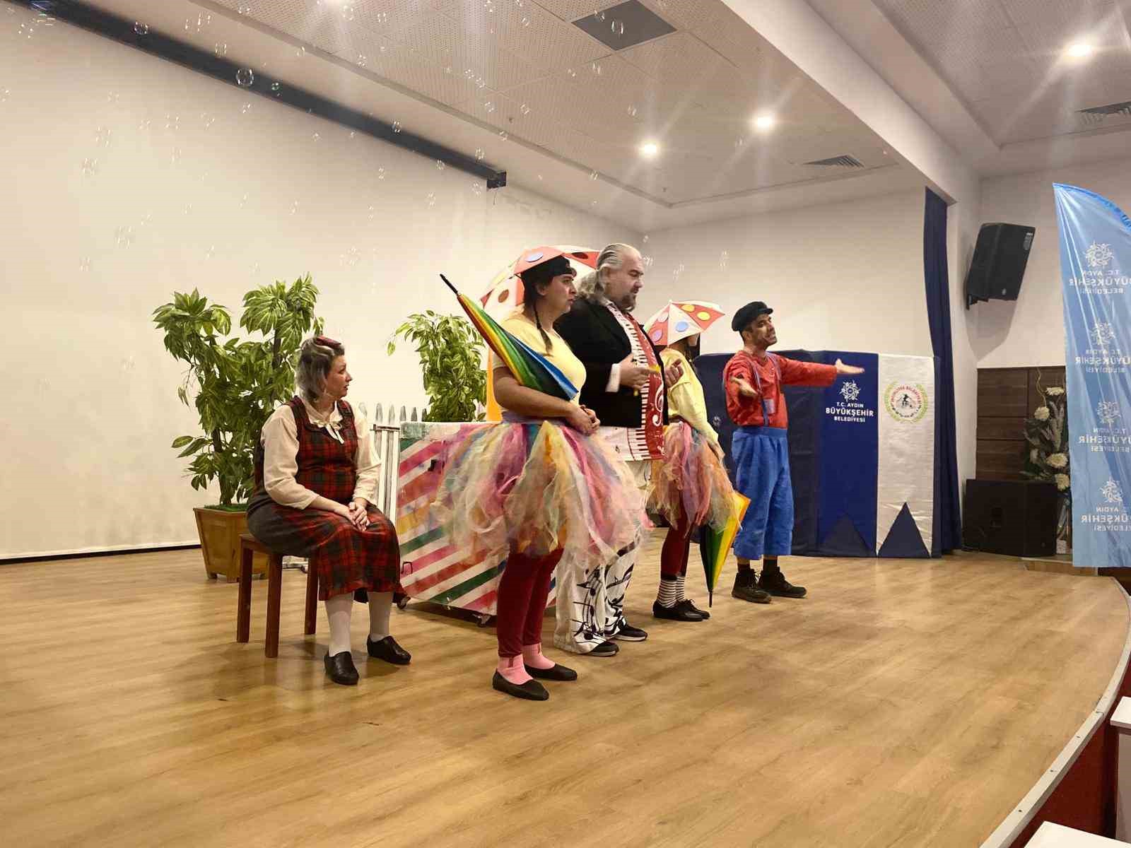 Başkan &Ccedil;er&ccedil;ioğlu, İncirliova&rsquo;da &ccedil;ocukları tiyatro ile buluşturdu
