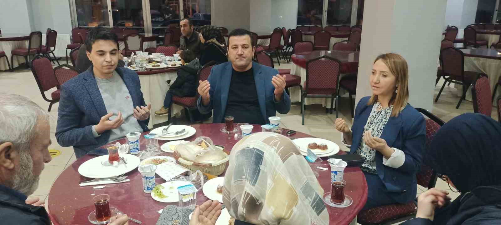 &Ouml;ks&uuml;z ve yetimler i&ccedil;in g&ouml;n&uuml;lleri ısıtan iftar
