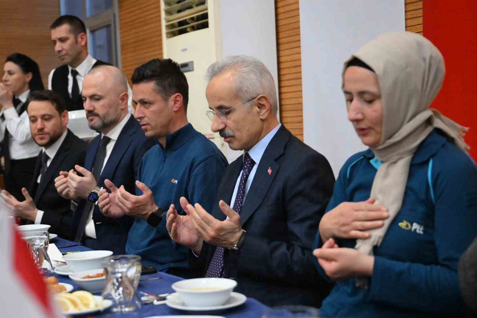 Bakan Uraloğlu: "G&uuml;nl&uuml;k kargo kabul&uuml; 1 milyon adedi aşarak tarihi bir seviyeye ulaştı"
