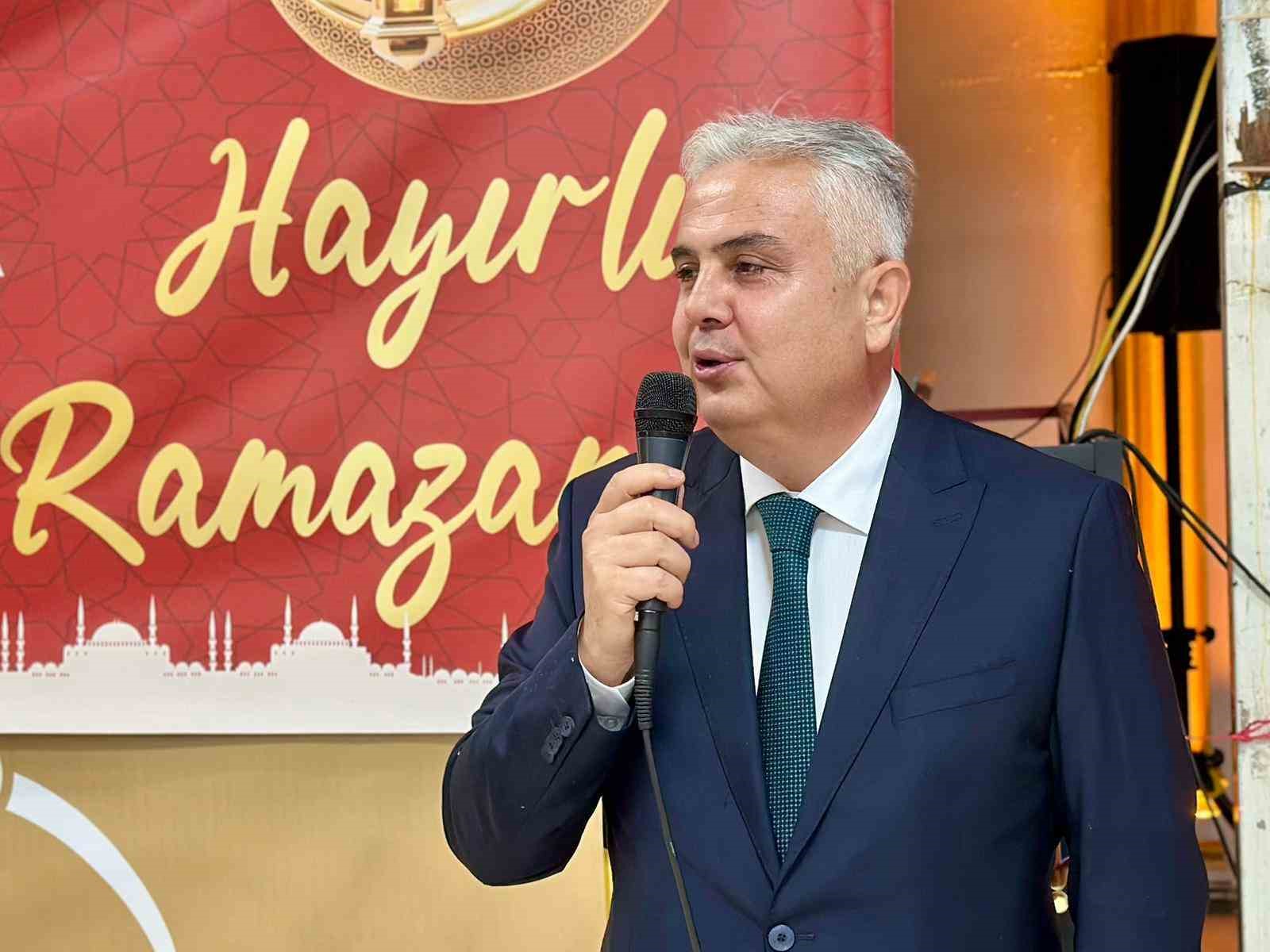 T&uuml;rk Kızılay Manisa&rsquo;dan, yetimler i&ccedil;in &ouml;zel iftar
