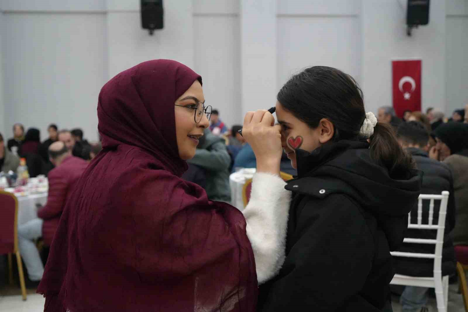 Vali &Ccedil;akır, D&uuml;nya Yetimler G&uuml;n&uuml;&rsquo;nde koruyucu aileler ve &ccedil;ocuklarla iftarda buluştu
