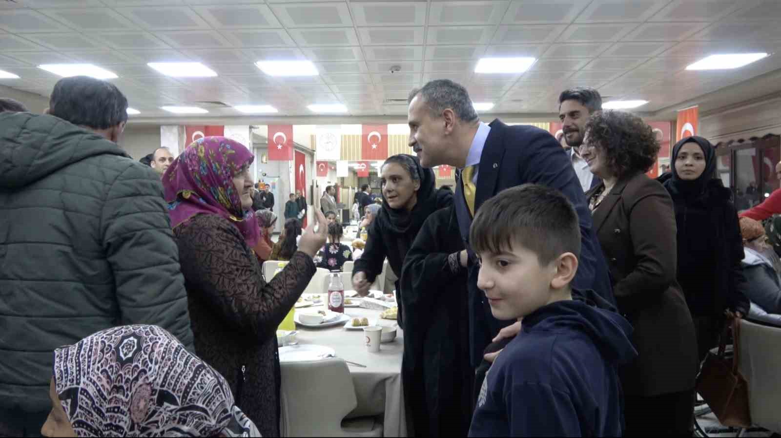 Ağrı&rsquo;da yetim &ccedil;ocuklar iftar sofrasında buluştu

