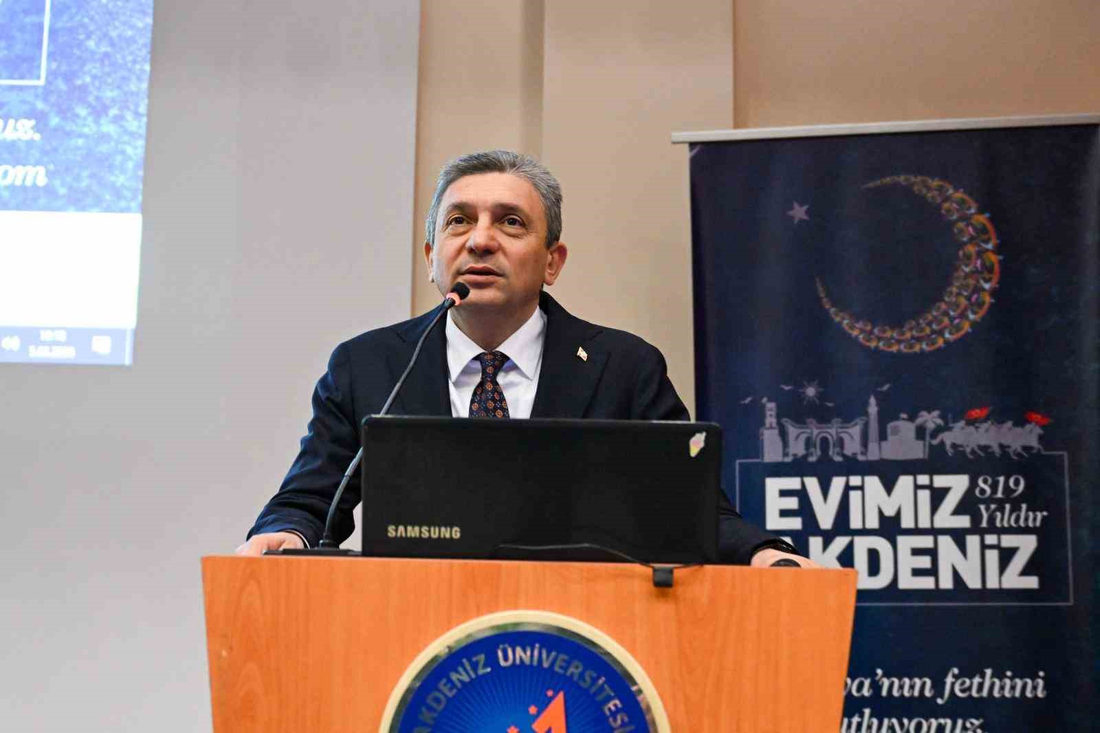 Antalya&rsquo;nın Fethi&rsquo;nin 819. yılında "Fetih ve Fatih" konferansı ger&ccedil;ekleştirildi
