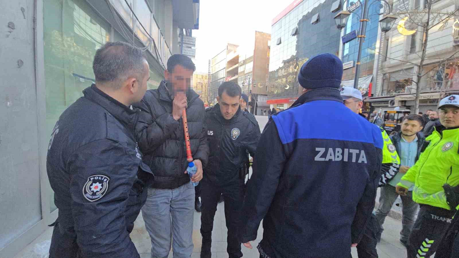 Kavalı alınan sokak sanat&ccedil;ısı &ccedil;atıya &ccedil;ıktı
