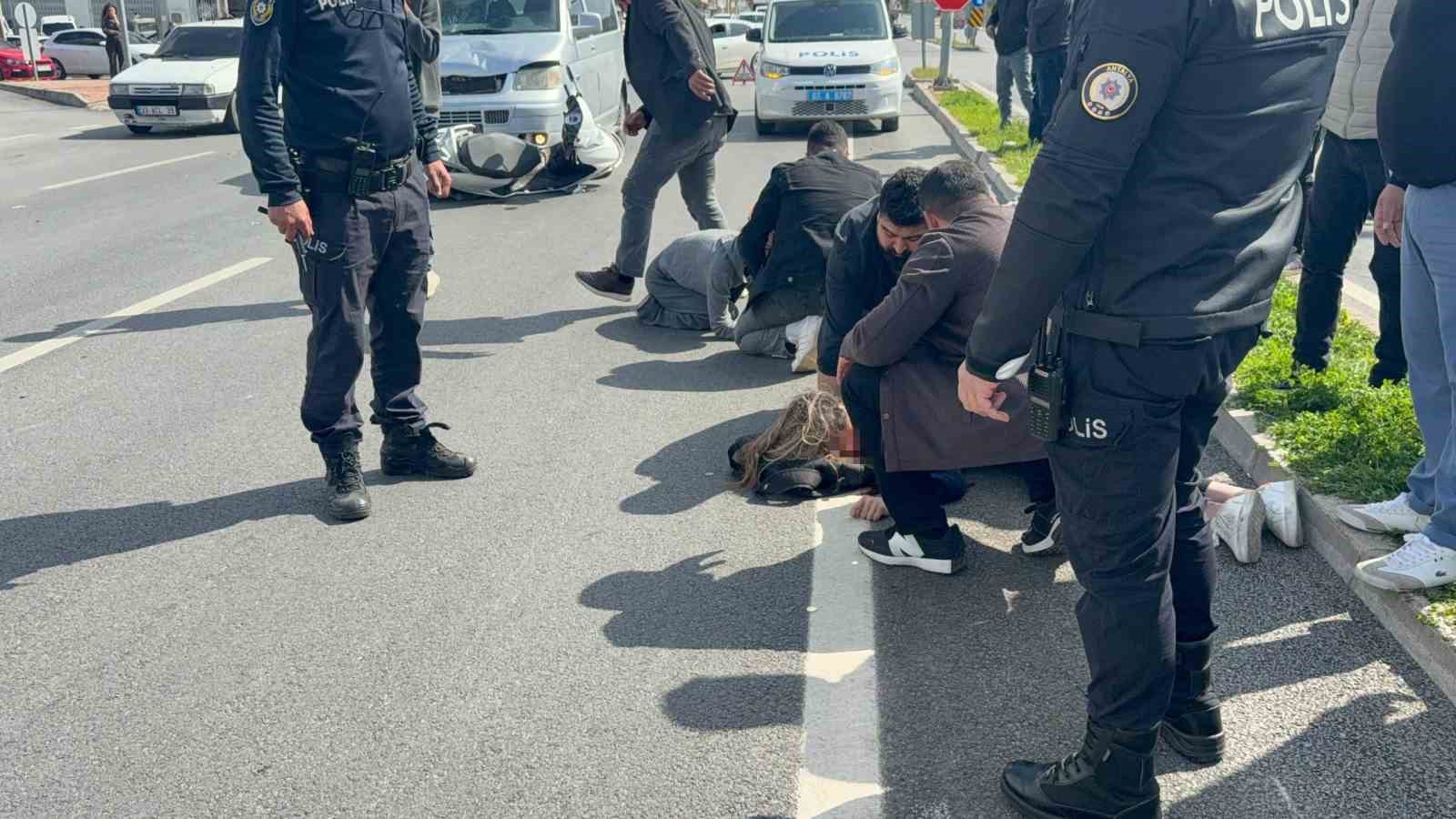 Antalya&rsquo;da motosiklet hafif ticari ara&ccedil;la &ccedil;arpıştı: 2 yaralı
