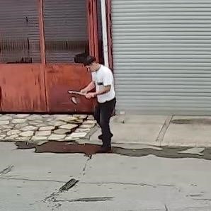 İzmir&rsquo;de bir s&uuml;r&uuml;c&uuml; drift atarken kaza yaptı
