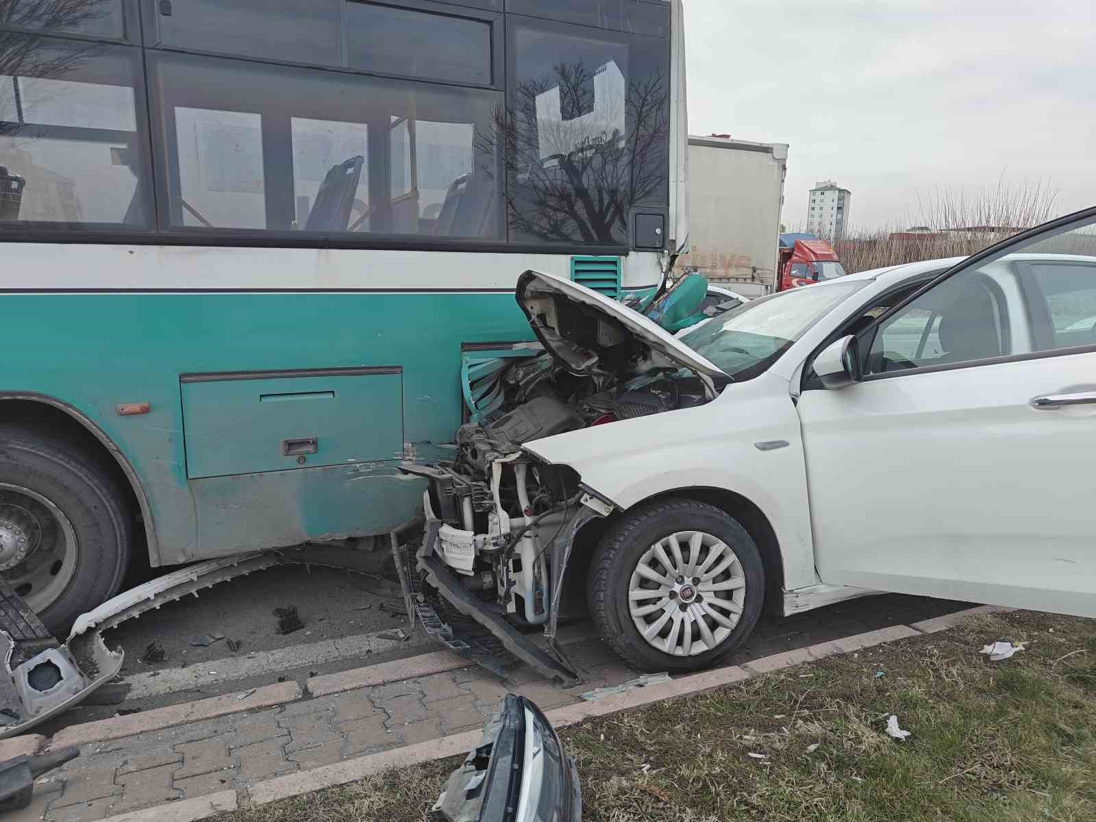 Otomobil halk otob&uuml;s&uuml;ne &ccedil;arptı, maddi hasar oluştu
