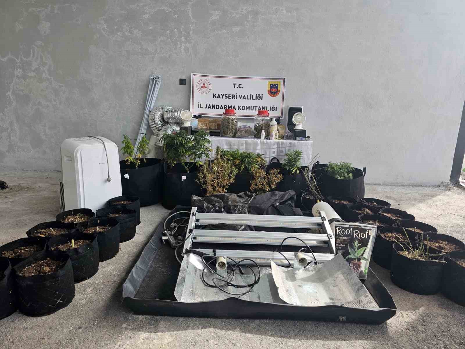 Kayseri&rsquo;de evinde uyuşturucu yetiştiren ş&uuml;pheli g&ouml;zaltına alındı
